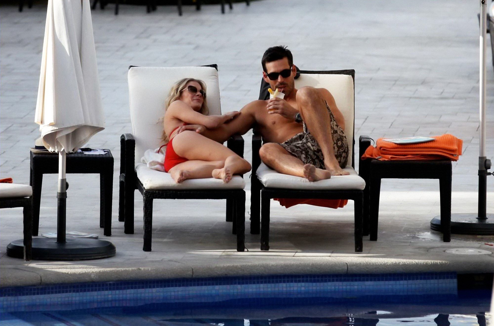 Leann rimes indossa sexy bikini rosso sulla spiaggia a cabo san lucas
 #75322114