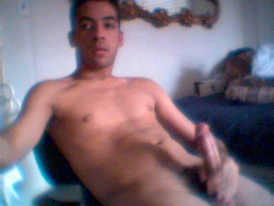 Capturas de pantalla de un chico desnudo con webcam exhibiendo su polla
 #76944956