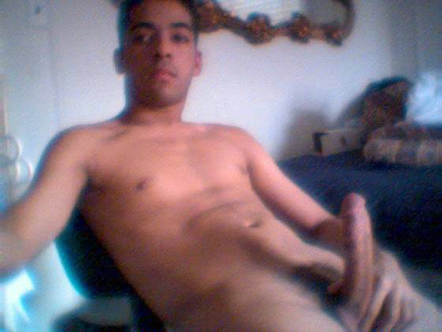Capturas de pantalla de un chico desnudo con webcam exhibiendo su polla
 #76944976