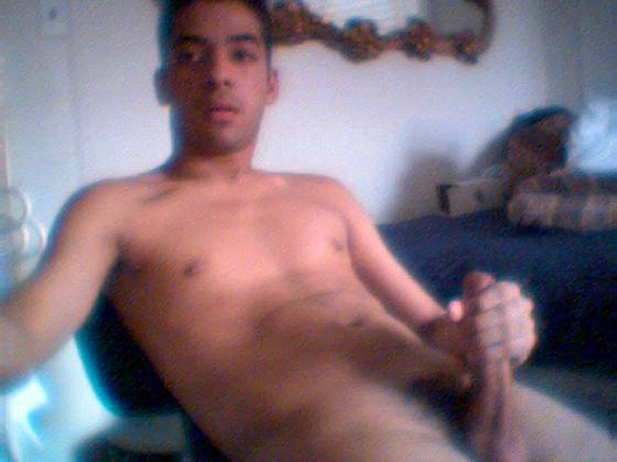 Capturas de pantalla de un chico desnudo con webcam exhibiendo su polla
 #76944983