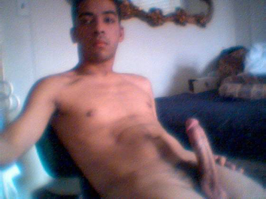 Capturas de pantalla de un chico desnudo con webcam exhibiendo su polla
 #76944999