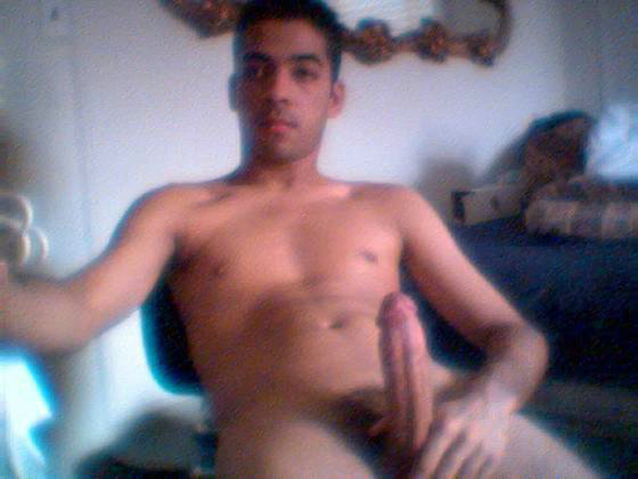 Capturas de pantalla de un chico desnudo con webcam exhibiendo su polla
 #76945012