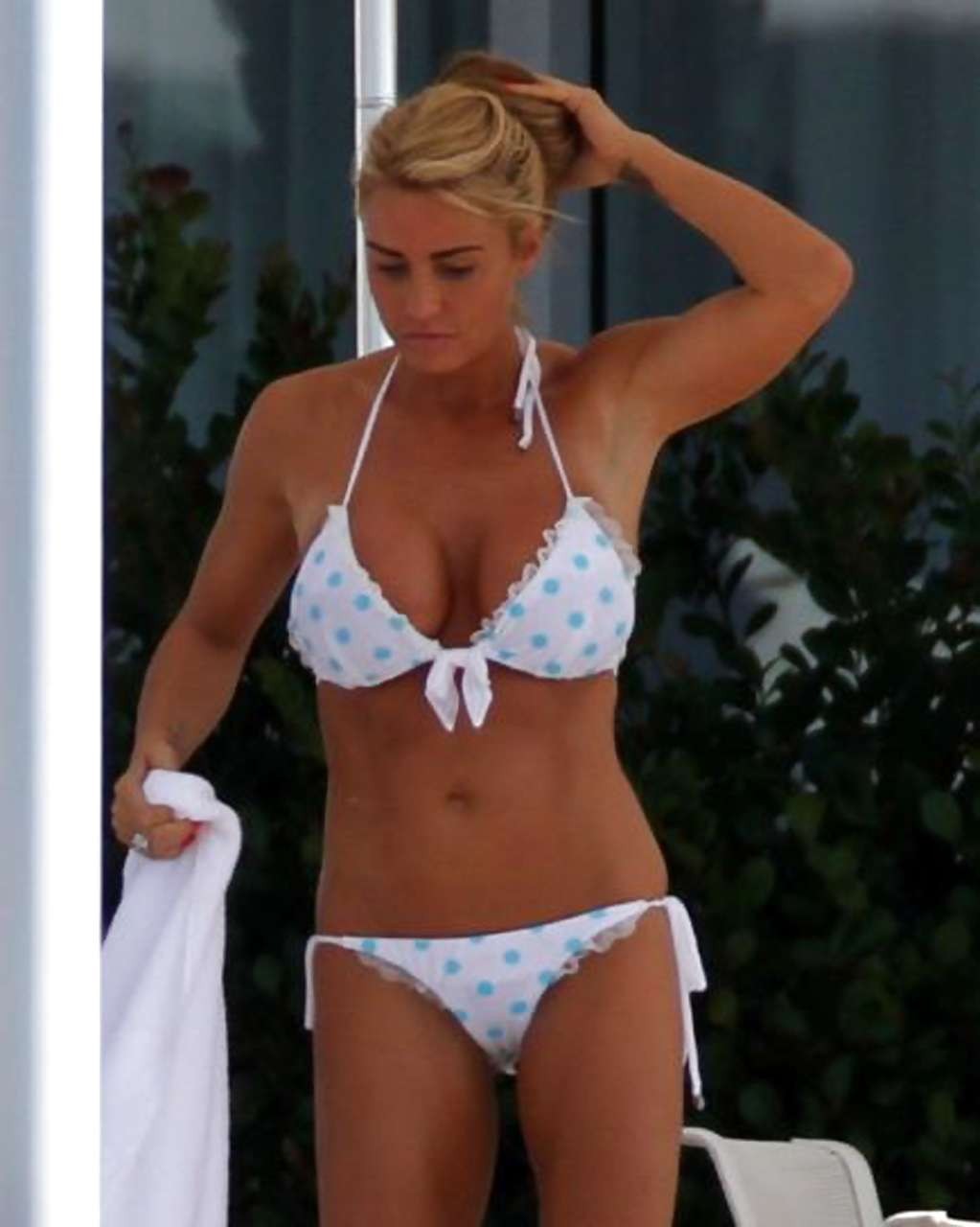 Katie price mostrando su gran escote con un top transparente y posando en bikini
 #75276088