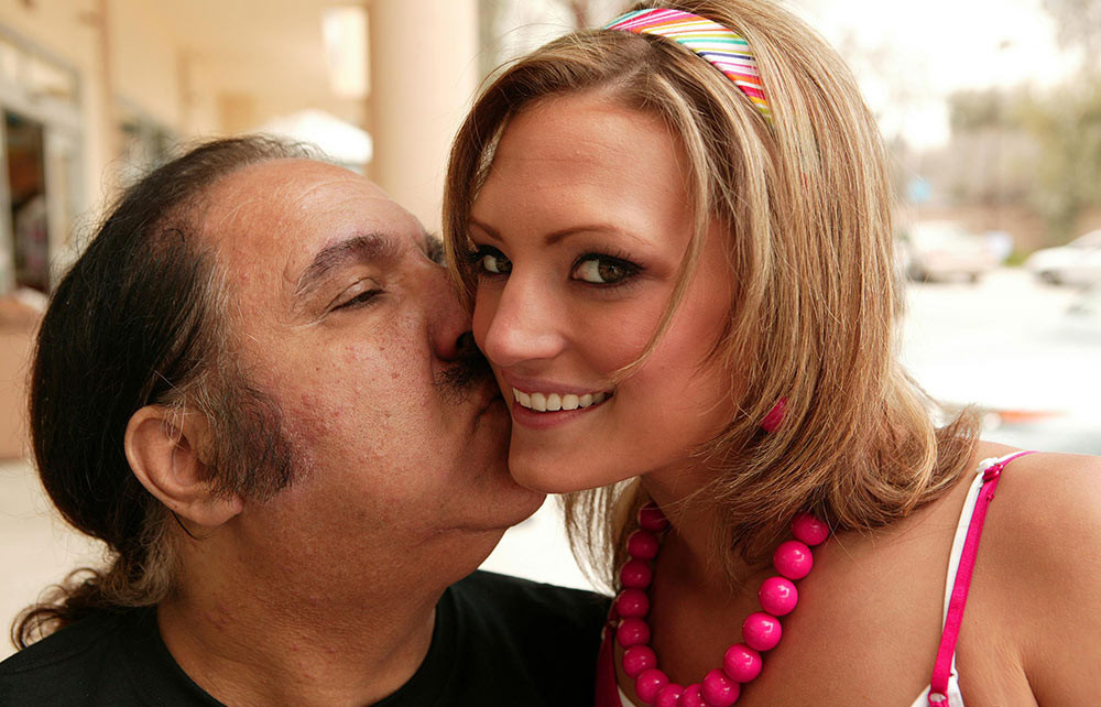 Der alte Ron Jeremy holt sich jüngere Babes und fickt sie
 #78453403