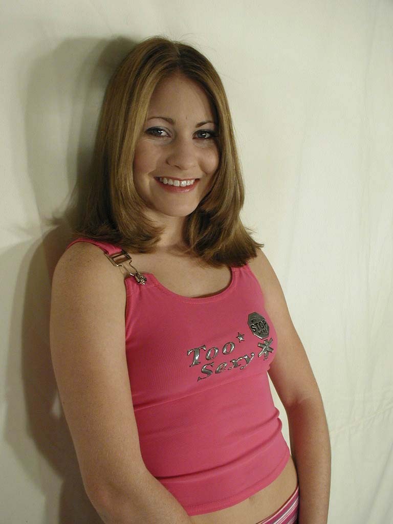 Joven preciosa haciendo un striptease
 #73994127