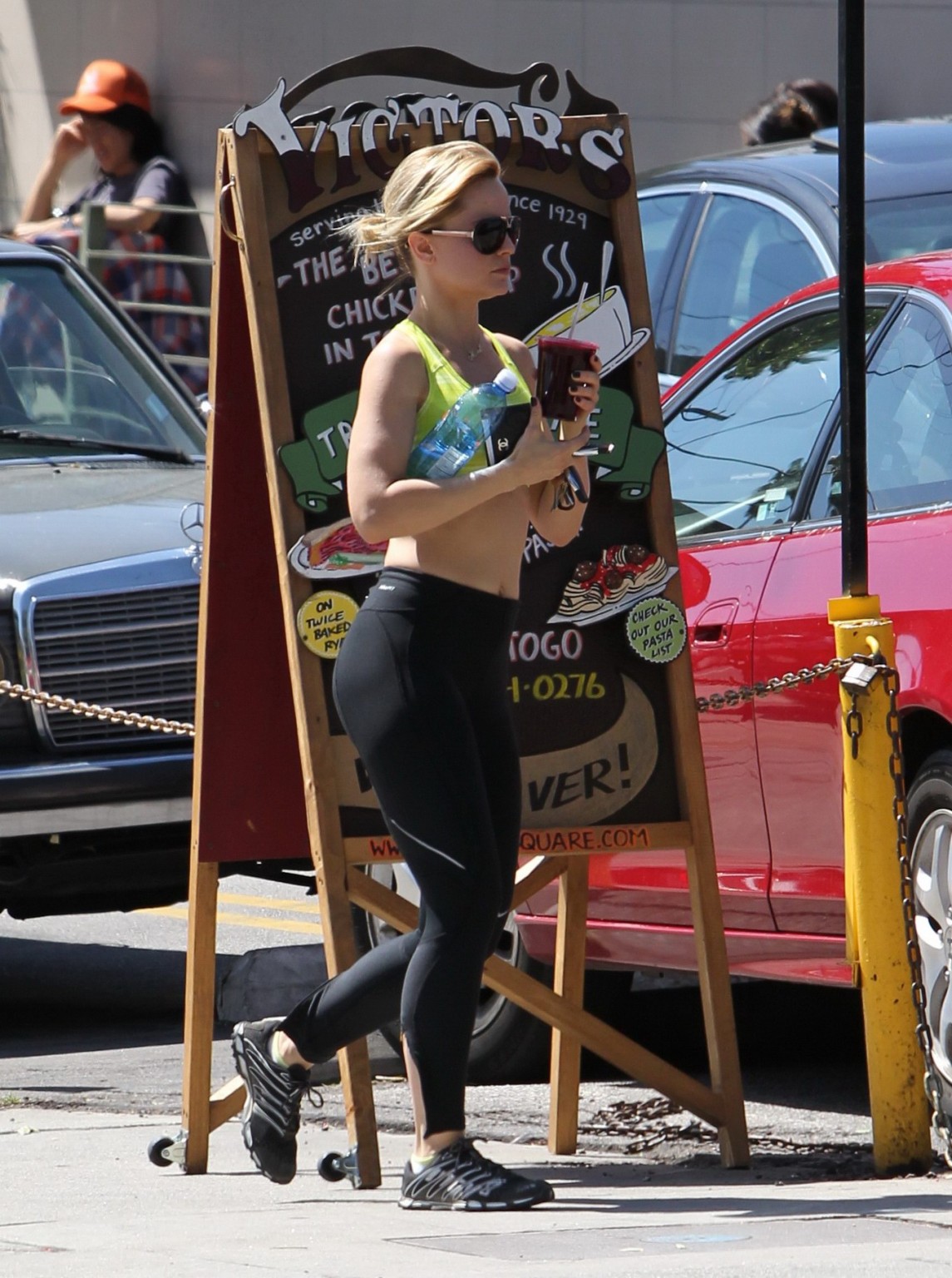 Mena Suvari shows off her ass in tights while jogging in Hollywood