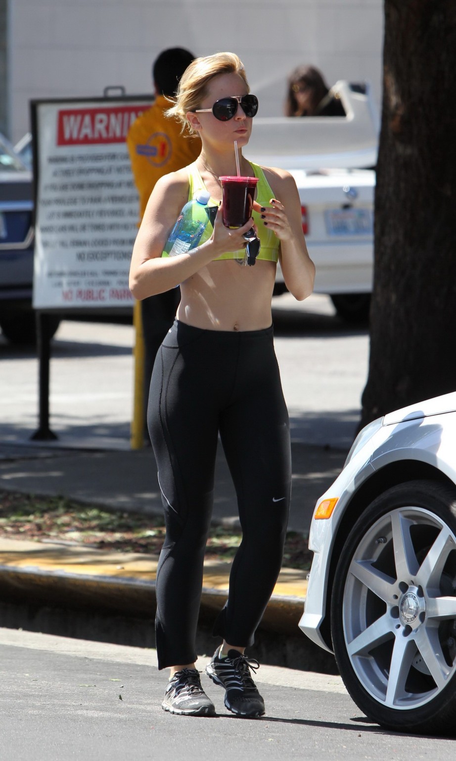 Mena Suvari shows off her ass in tights while jogging in Hollywood #75268074