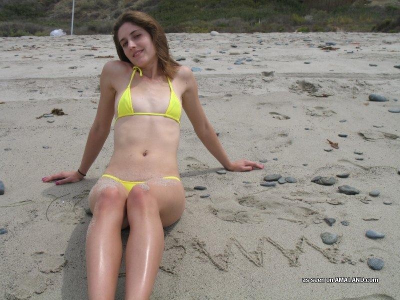 Colección de una morena delgada posando en su bikini amarillo
 #76129131