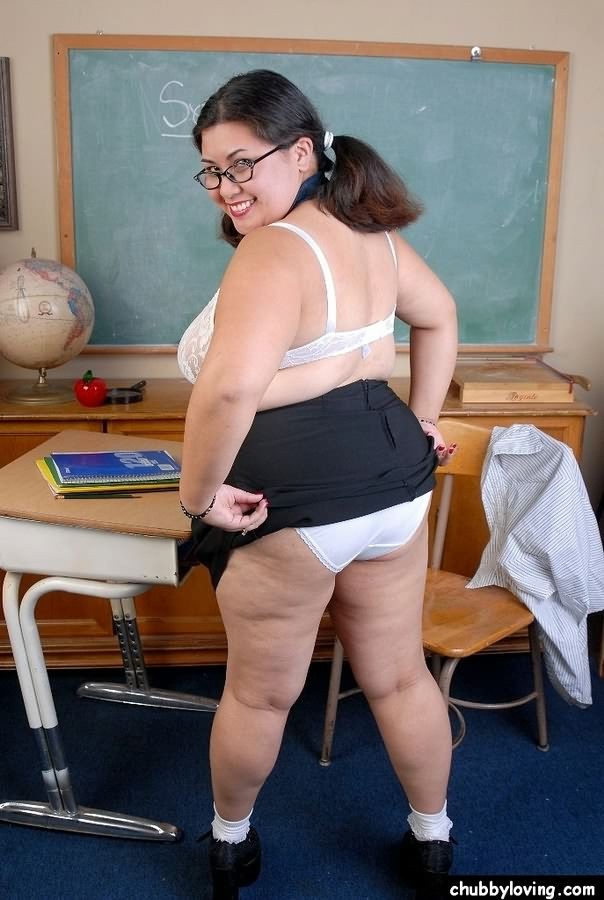 いたずらな太った巨乳の先生が教室でいじったり、おもちゃにしたりする写真集
 #71831155