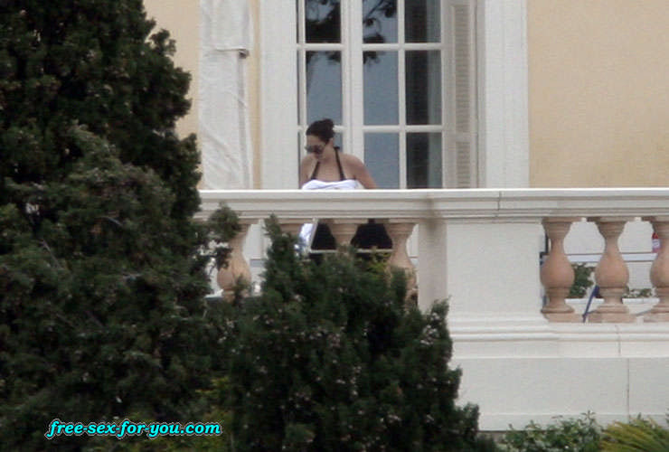 Angelina jolie montrant ses gros seins à un paparazzi
 #75419219