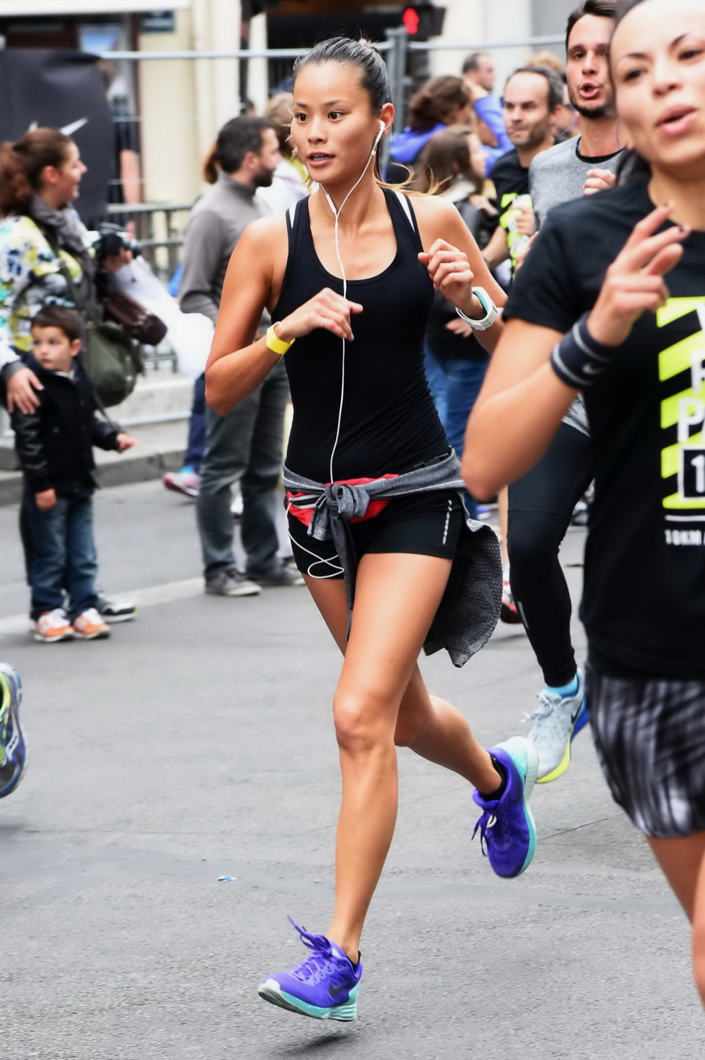 Jamie Chung trägt ein winziges schwarzes Top und Shorts beim Nike 10km-Lauf
 #75184188