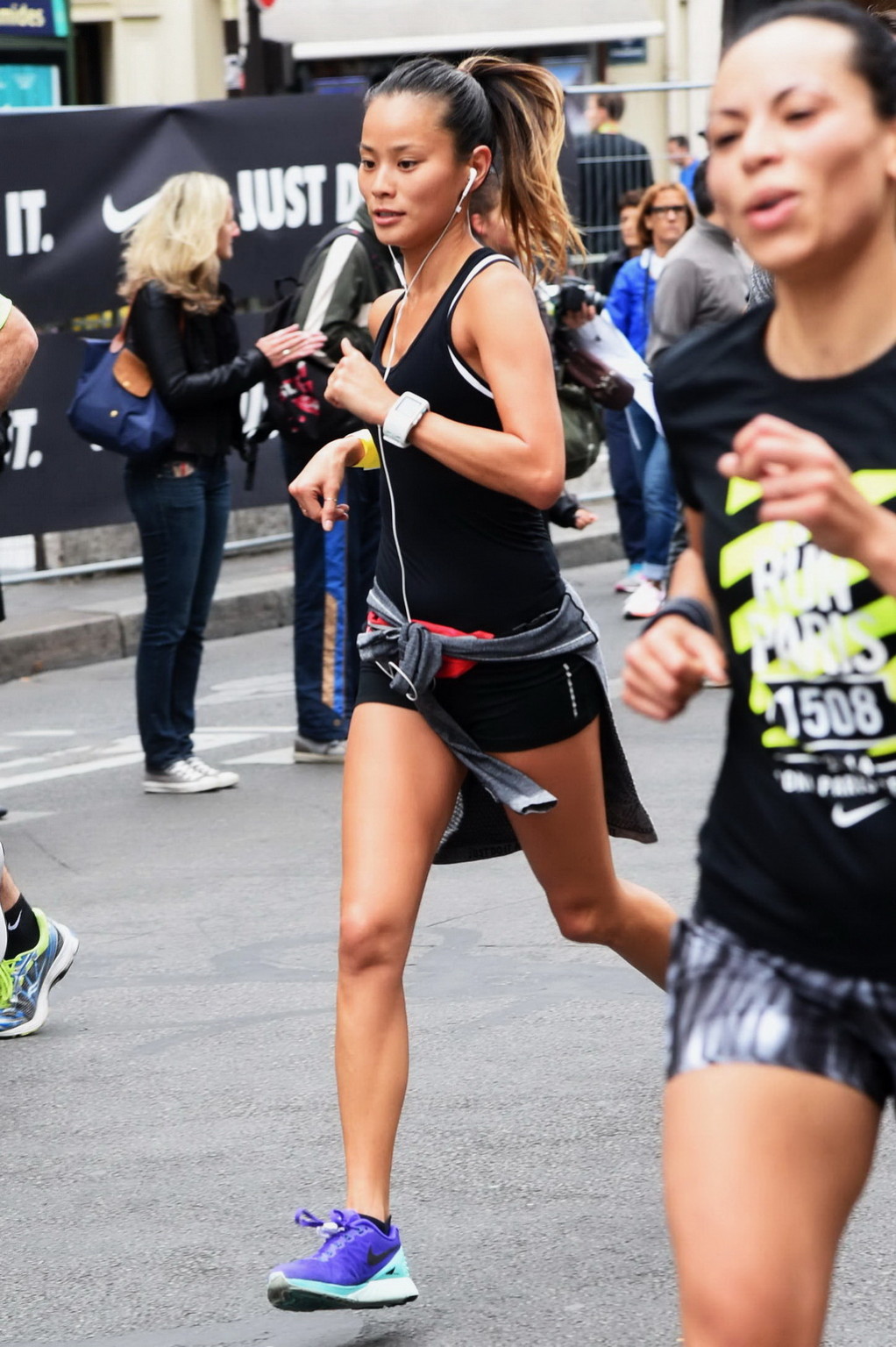 Jamie Chung trägt ein winziges schwarzes Top und Shorts beim Nike 10km-Lauf
 #75184192