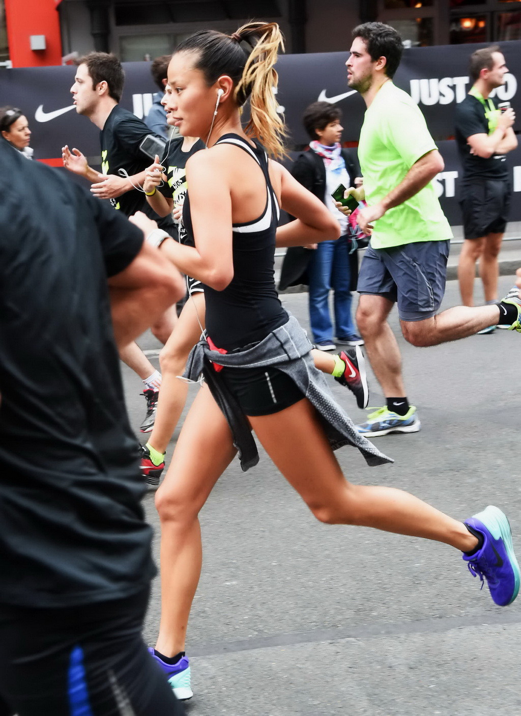 Jamie Chung trägt ein winziges schwarzes Top und Shorts beim Nike 10km-Lauf
 #75184194