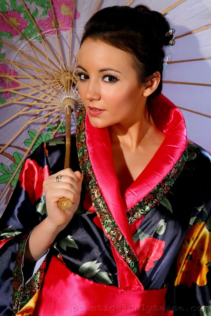 Geisha se burla de su forma de salir del kimono revelando hermosa lencería.
 #71587196