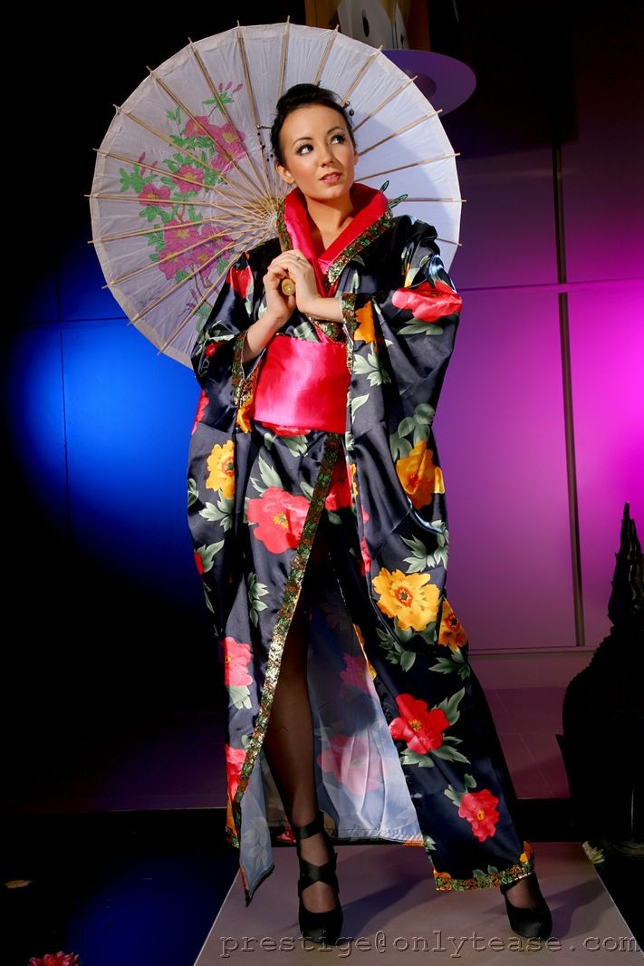 Geisha se burla de su forma de salir del kimono revelando hermosa lencería.
 #71587205