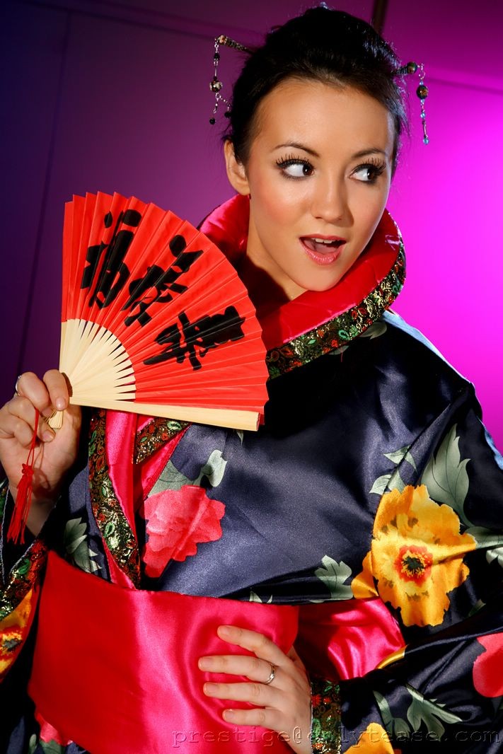 Geisha se burla de su forma de salir del kimono revelando hermosa lencería.
 #71587223