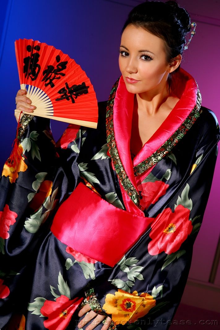 Geisha neckt sich aus dem Kimono und enthüllt herrliche Dessous.
 #71587229