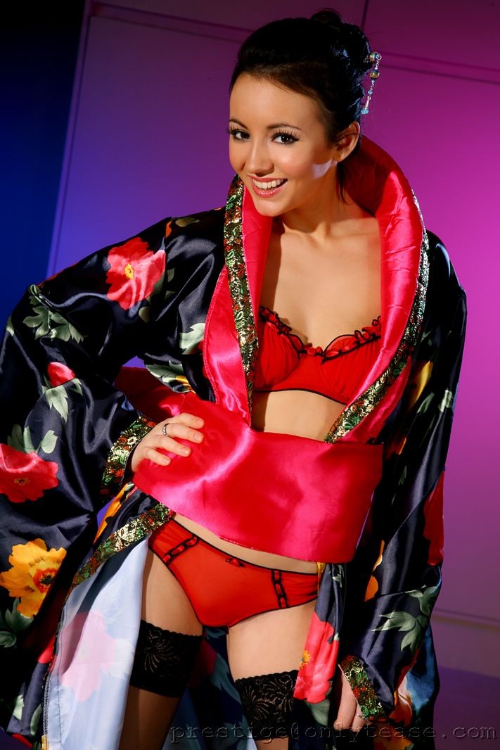 Geisha se burla de su forma de salir del kimono revelando hermosa lencería.
 #71587275