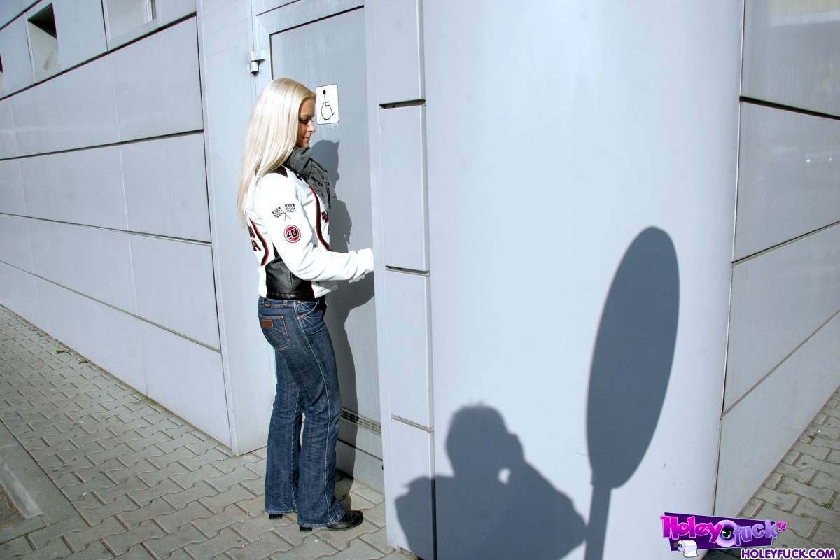 Zorra chupando y follando una polla a través de un glory hole
 #74477644