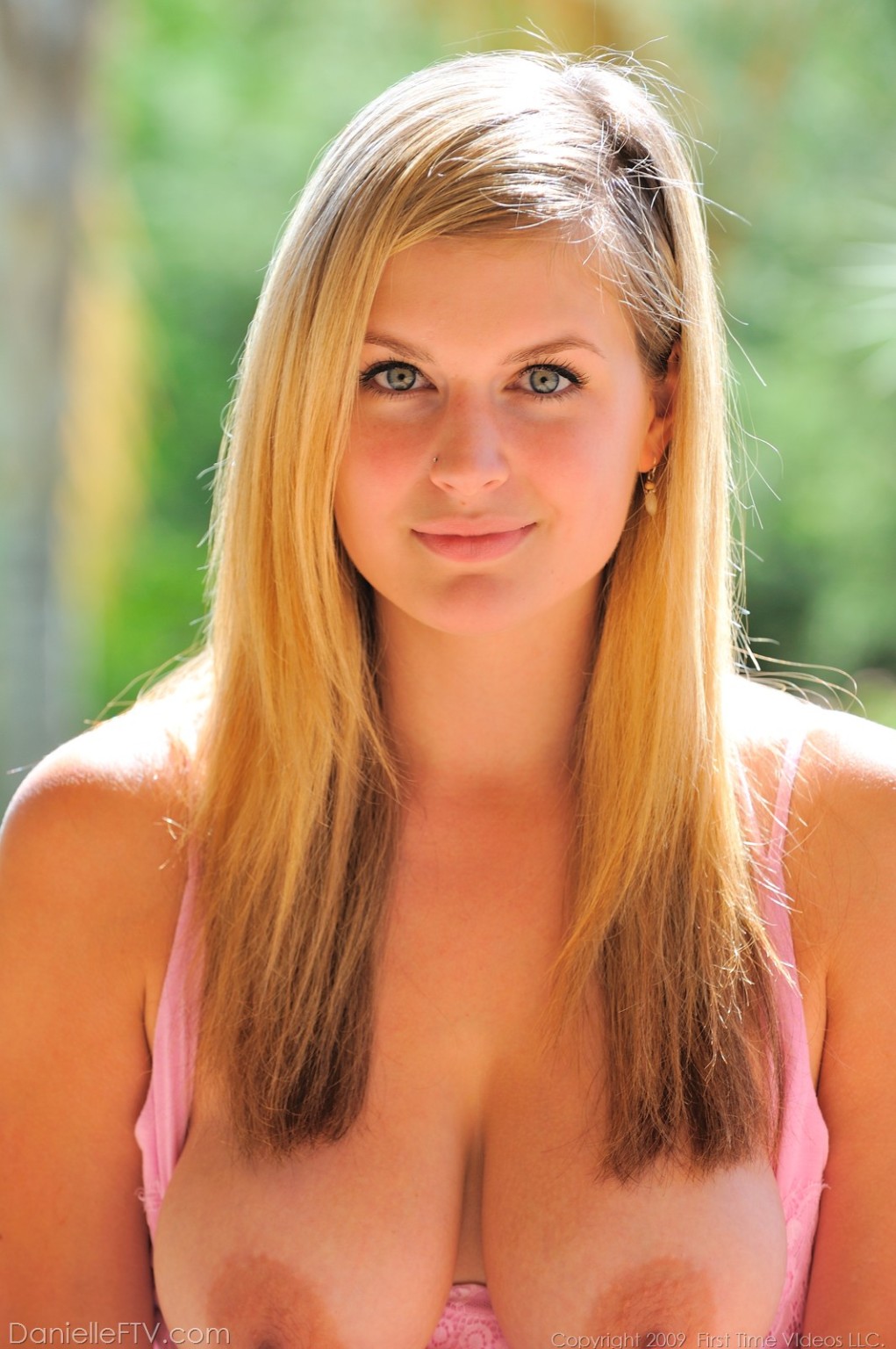 Danielle spielt mit dem Wasserschlauch
 #71283060