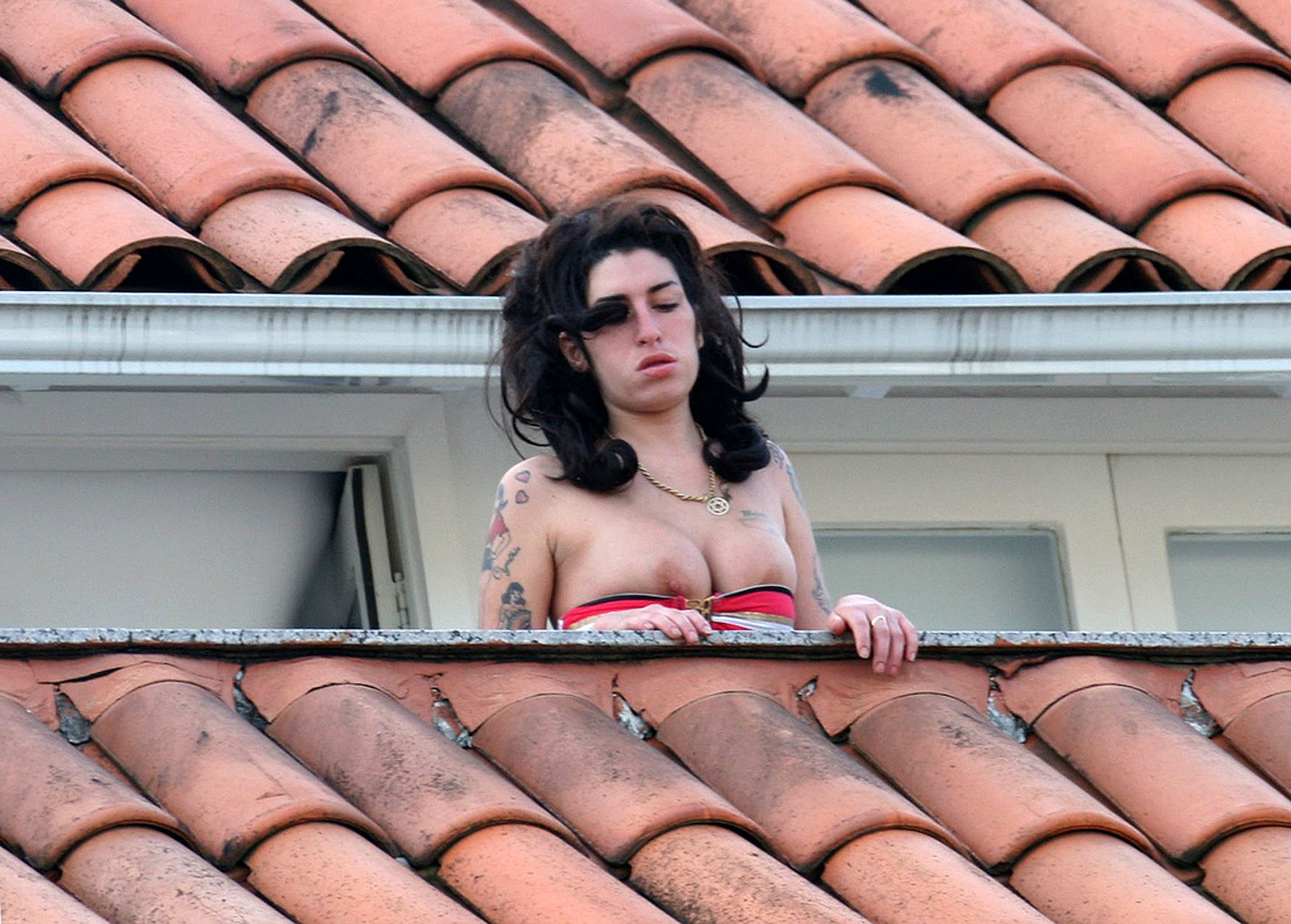 Amy Winehouse exposing her sexy bikini body and huge nipples #75321245