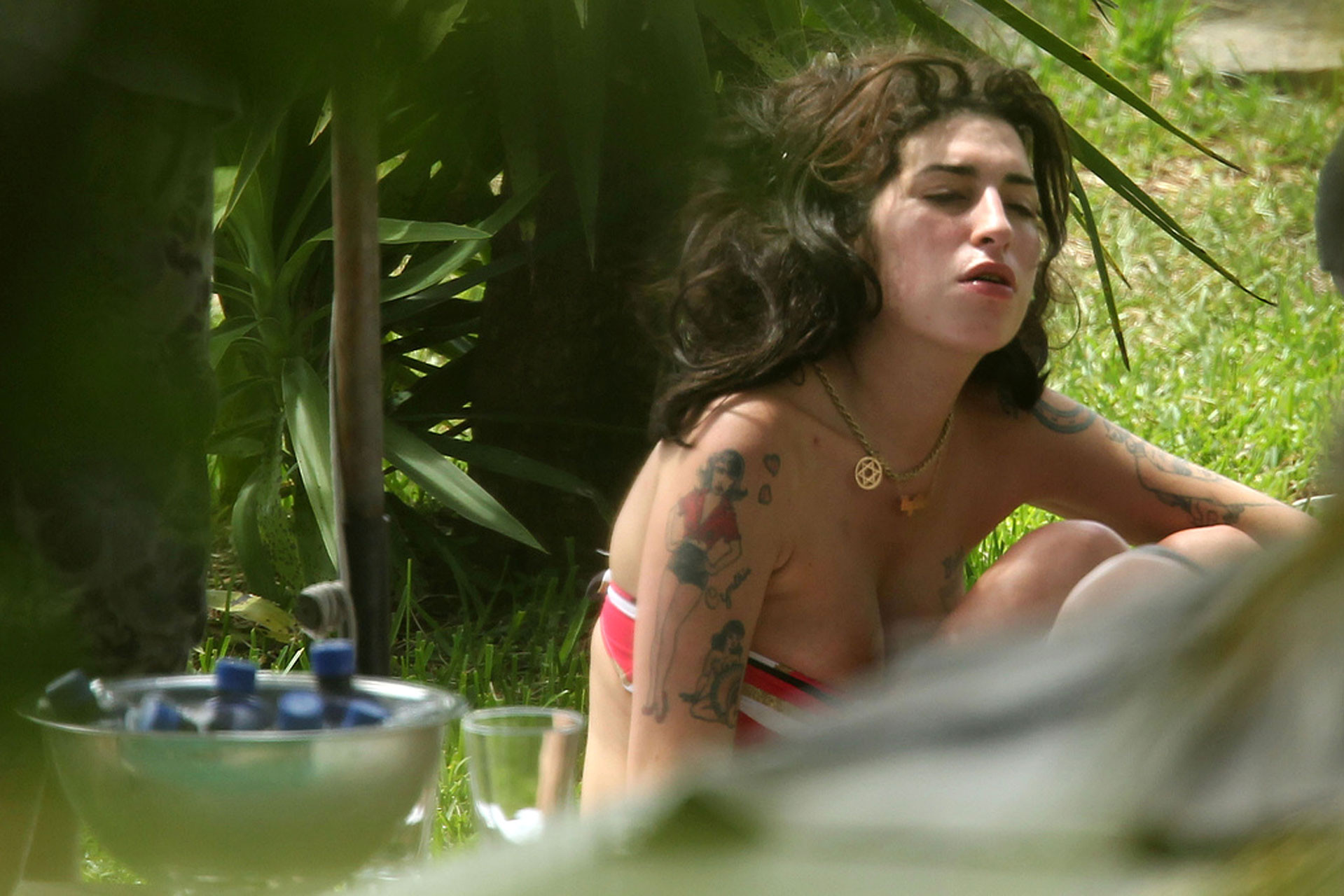 Amy Winehouse entblößt ihren sexy Bikinikörper und riesige Brustwarzen
 #75321255