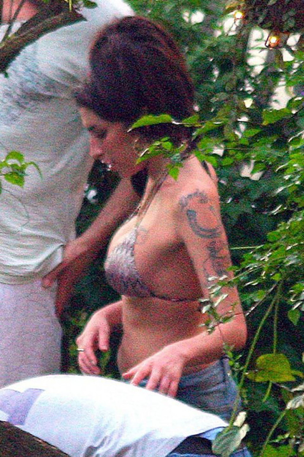 Amy winehouse mostrando su cuerpo sexy en bikini y sus enormes pezones
 #75321358