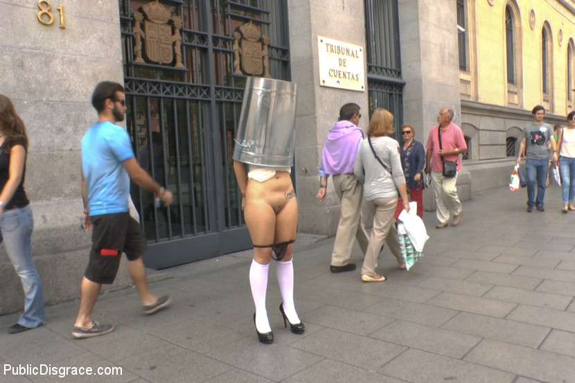 Spanische Schlampe Chiara völlig entblößt auf den Straßen Madrids
 #67528051
