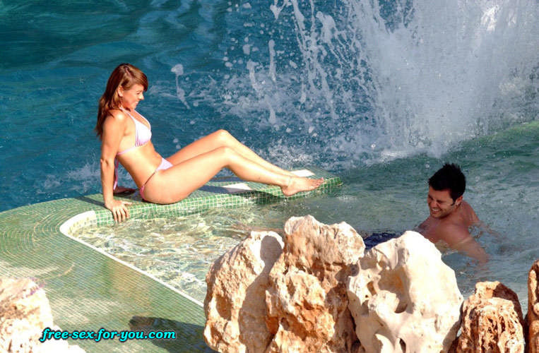 Lisa scott lee posando sexy en bikini rosa fotos paparazzi
 #75432576