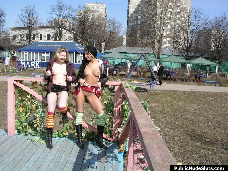 Deux filles coquines exhibant leurs endroits intimes séduisants en public.
 #76740947