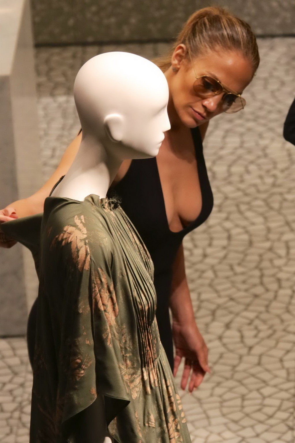 Jennifer Lopez shows her big boobs in a short black dress #75142960