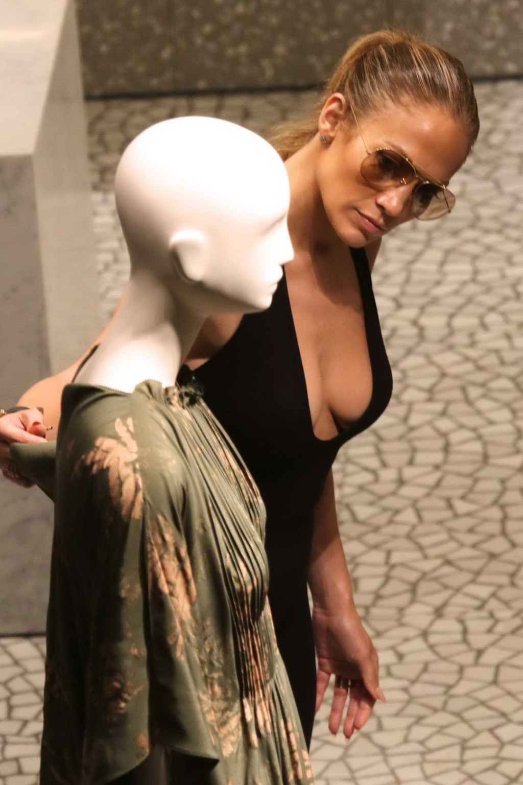 Jennifer Lopez shows her big boobs in a short black dress #75142964