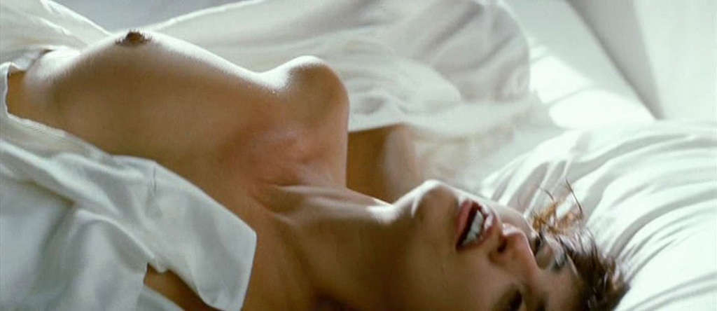 Penelope Cruz entblößt ihre schönen Titten und posiert sexy in einem Foto-Shooting
 #75370698
