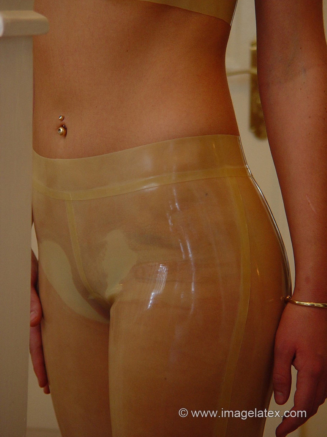Sexy en latex à travers le corps de la coquine Lisa posant dans un plastique serré ou
 #72402888