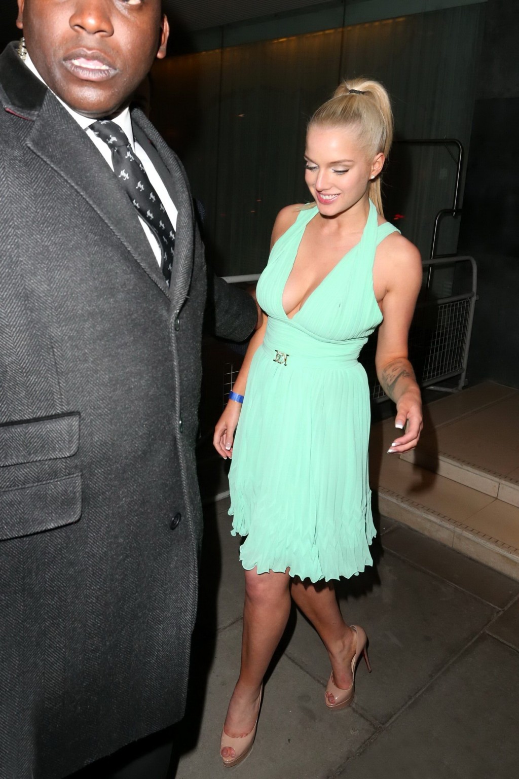 Helen Flanagan con il seno che mostra la scollatura al fhm 100 after party
 #75233739