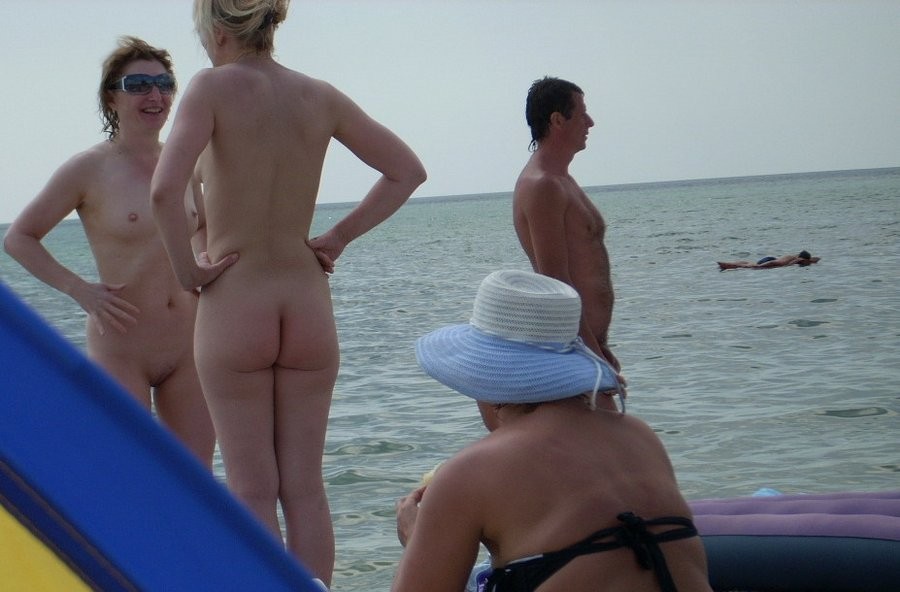 Nudistas amateurs se quitan la ropa y juegan desnudos
 #72254965