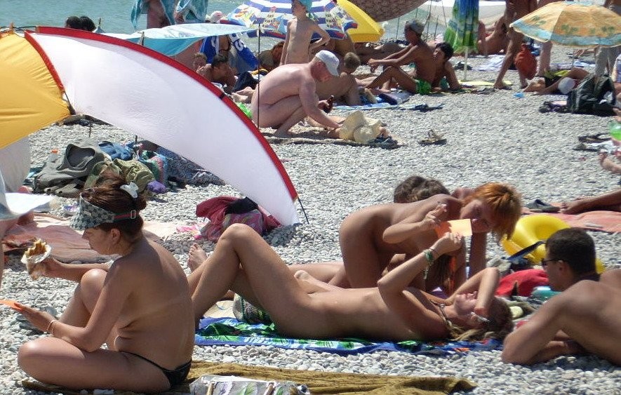 Nudistas amateurs se quitan la ropa y juegan desnudos
 #72254967