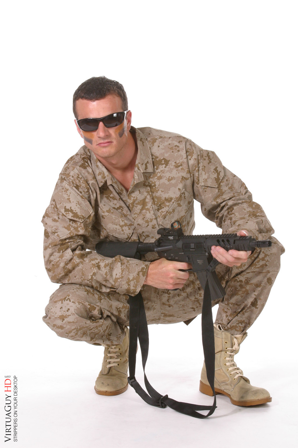 Un hombre valiente con una subametralladora se quita el uniforme
 #76980826