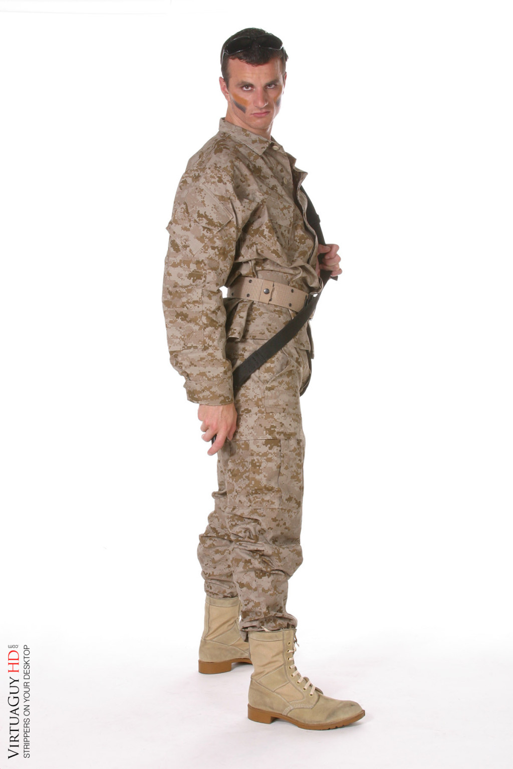 Un hombre valiente con una subametralladora se quita el uniforme
 #76980839
