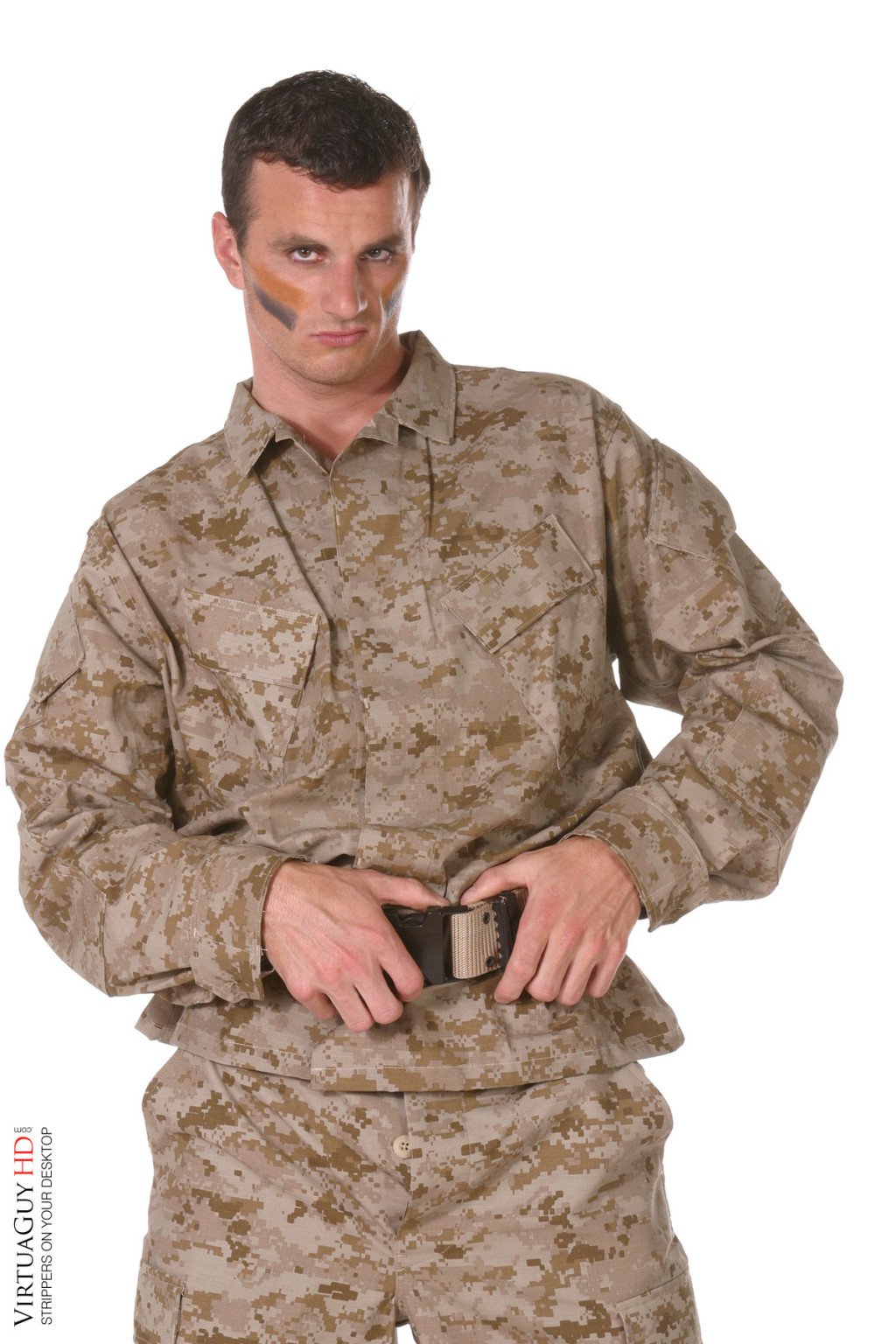 Un hombre valiente con una subametralladora se quita el uniforme
 #76980852