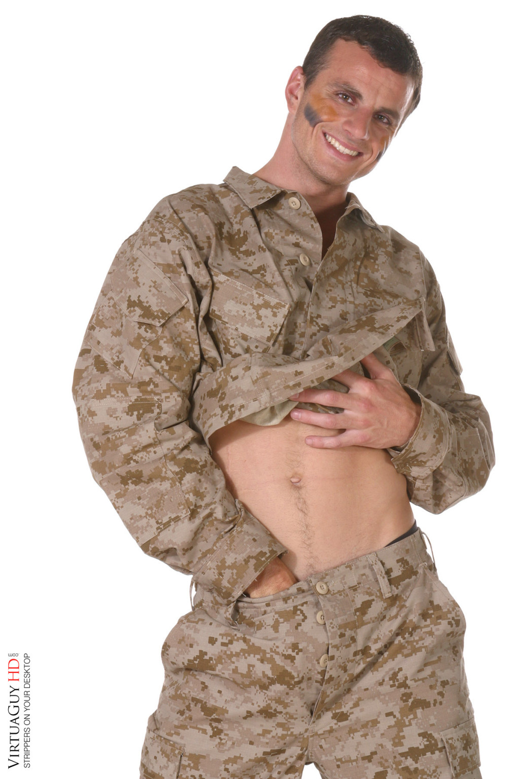 Un hombre valiente con una subametralladora se quita el uniforme
 #76980873
