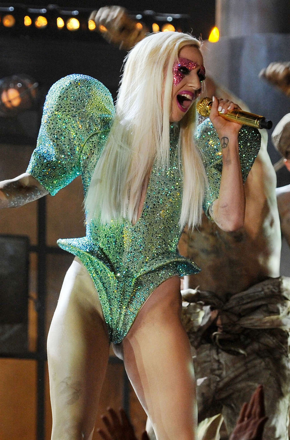 Lady Gaga esponendo il suo bel culo in abito sexy sul palco
 #75360779
