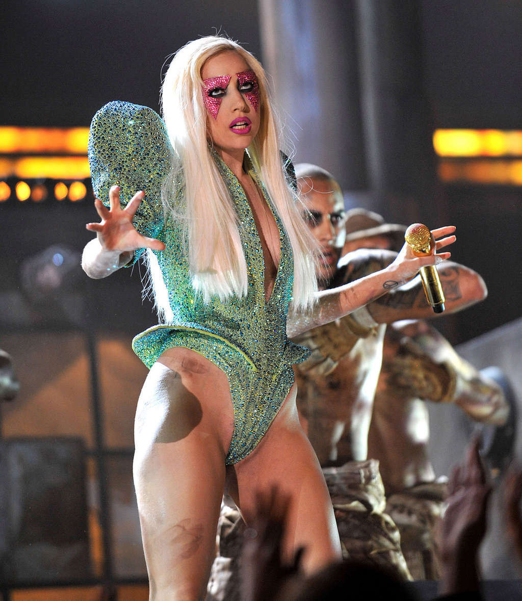 Lady Gaga esponendo il suo bel culo in abito sexy sul palco
 #75360783