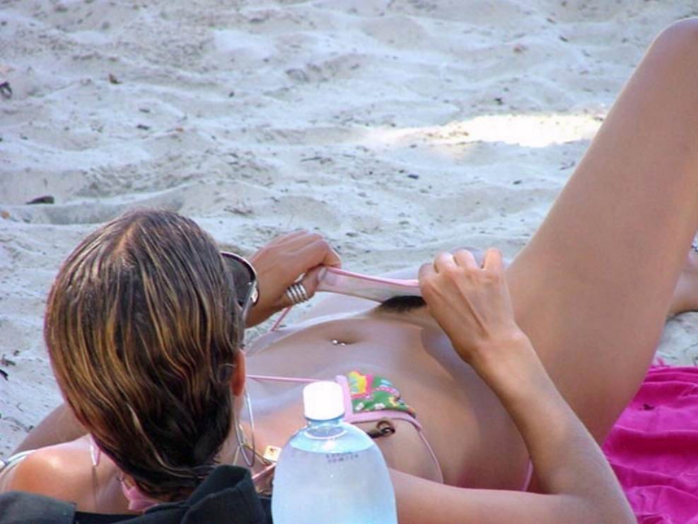 ヌーディストビーチで裸になった彼女の体は日焼けしている
 #72248960