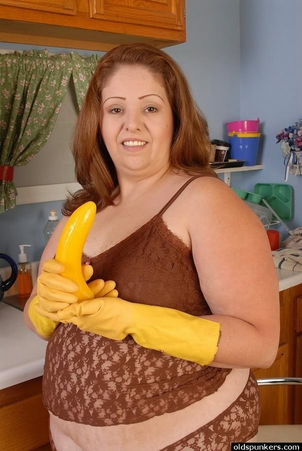 Reife fette Hausfrau macht sich nackt und modelliert in der Küche
 #67128718