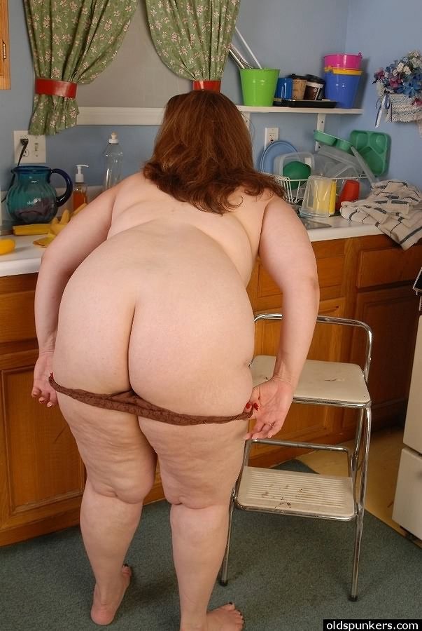 Reife fette Hausfrau macht sich nackt und modelliert in der Küche
 #67128762