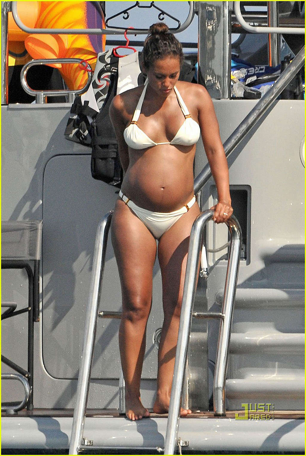 Alicia Keys sieht sehr heiß und sexy im Bikini auf einer Jacht aus
 #75337805