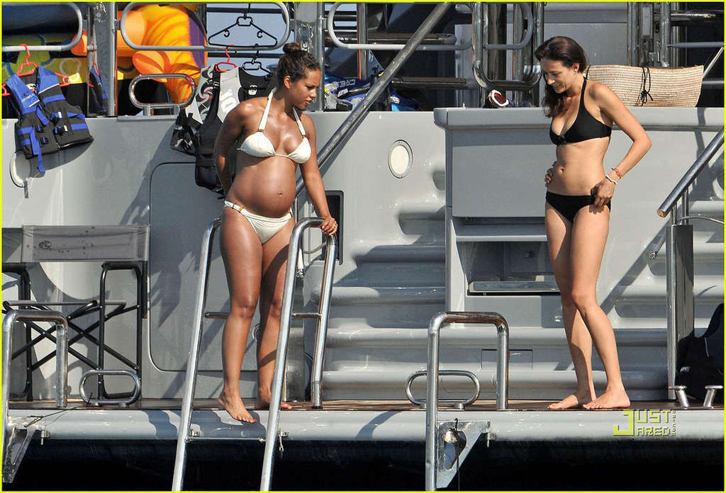 Alicia Keys looking very hot and sexy in bikini on a yacht #75337833