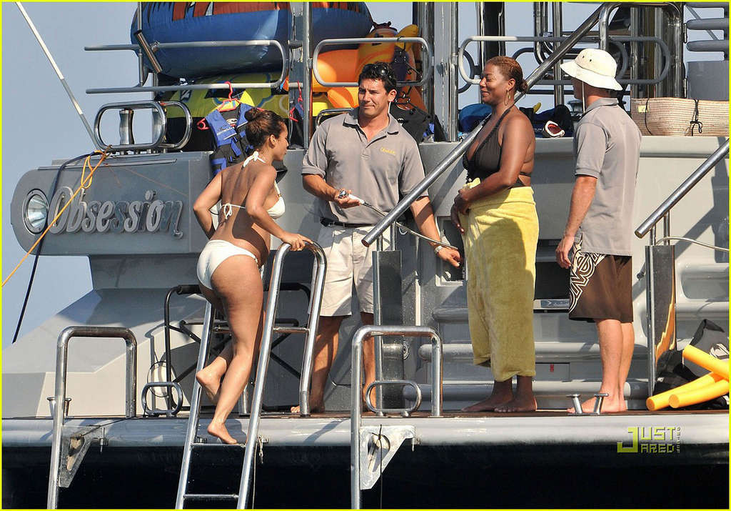 Alicia Keys looking very hot and sexy in bikini on a yacht #75337839