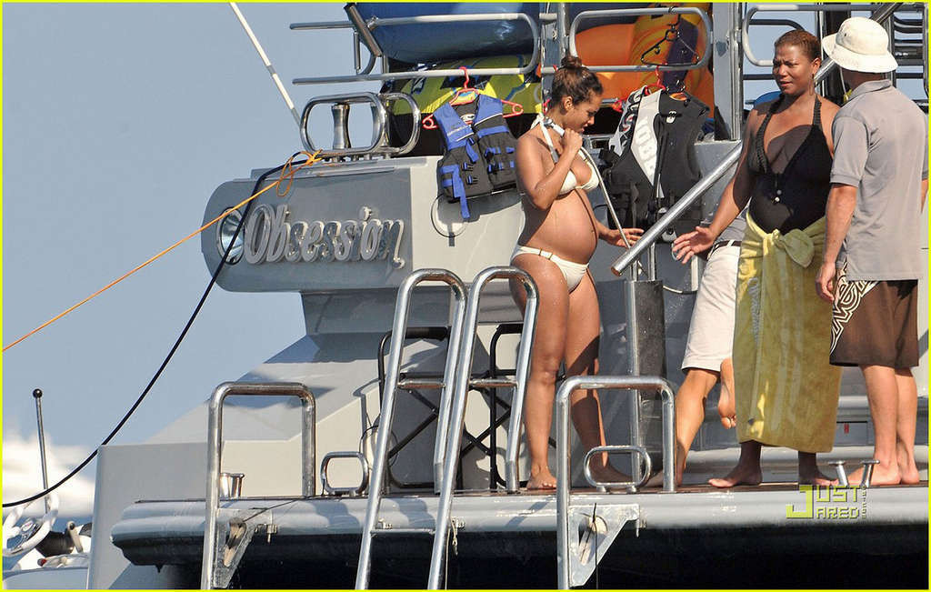 Alicia Keys looking very hot and sexy in bikini on a yacht #75337847